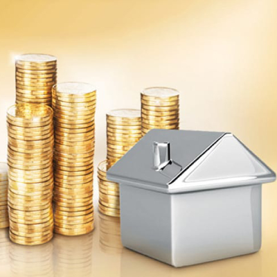 數疊硬幣與銀色的房屋模型