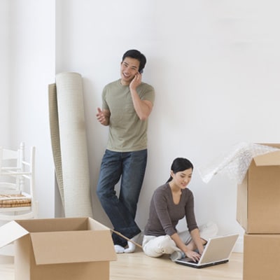 一對情侶在佈置新居