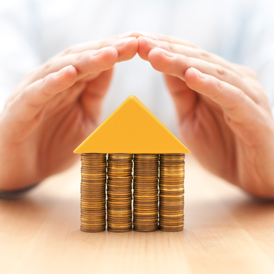 以硬幣及方塊堆砌而成的房屋模型