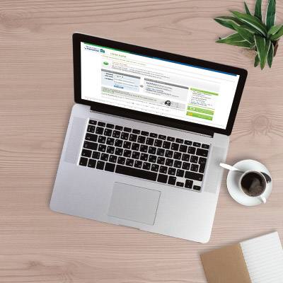 男人在辦公桌前對著筆記本電腦和不同圖表進行深入思考