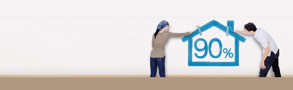 手上拿著鑰匙,旁邊放著護照及旅遊照片