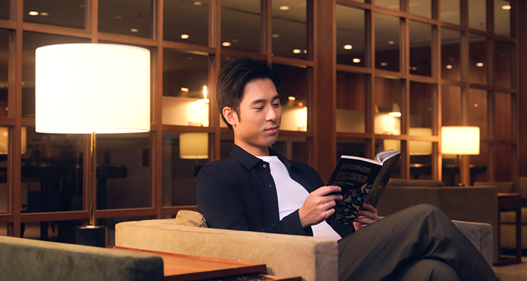 一個正在看書的男人