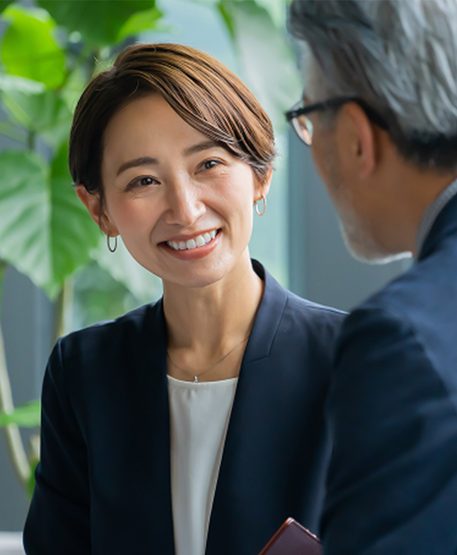 A corporate client meets with a Standard Chartered representative.