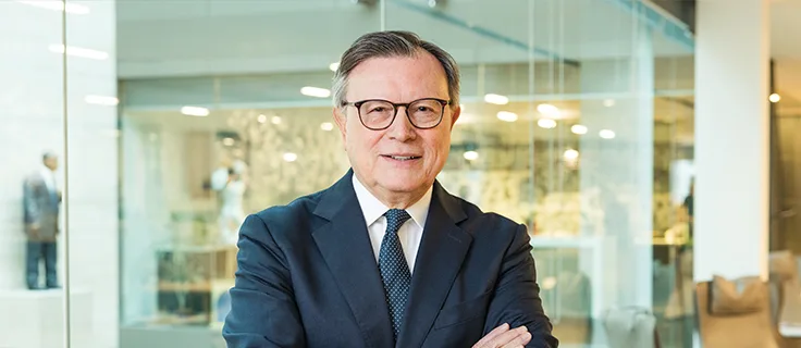 Dr José Viñals in a Standard Chartered office.