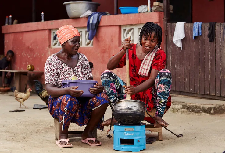 African women cooking a meal