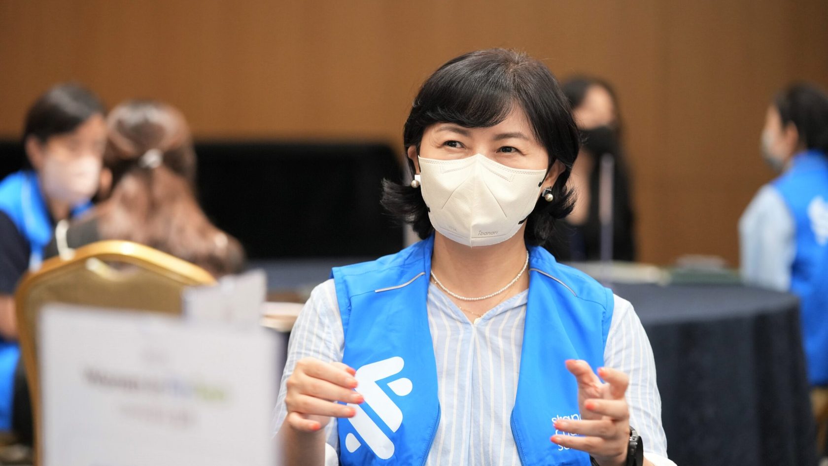 A picture of an employee volunteering for a CSR activity in Korea
