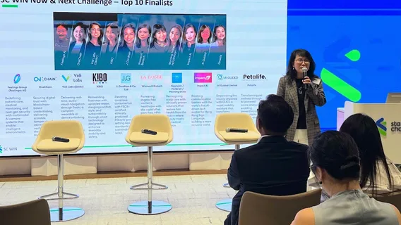 XieWen speaks to the audience