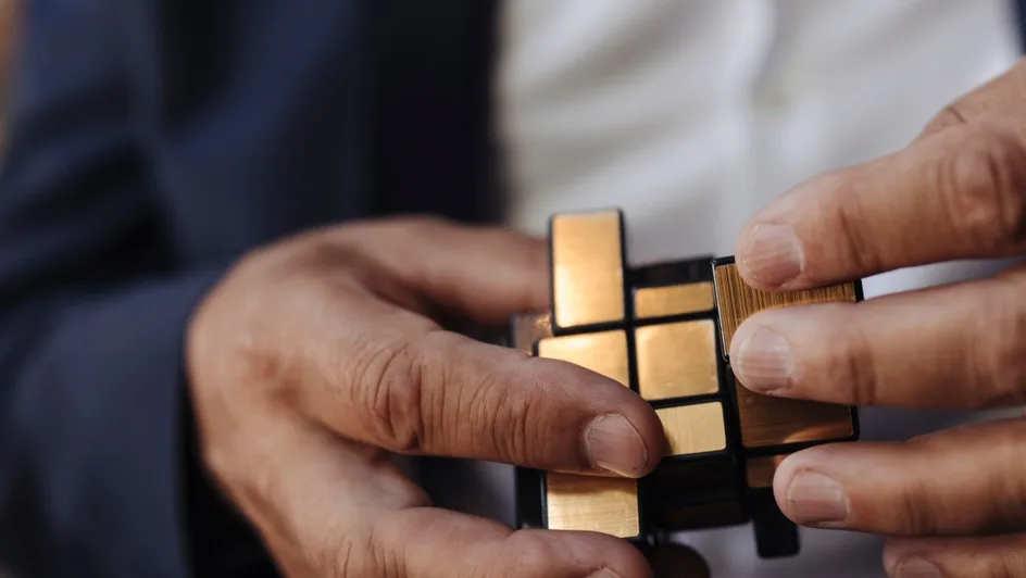 close up image of hands holding a rubiks cube
