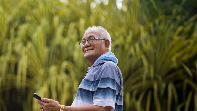 SC Wealth Select: Portfolio Approach - Man on phone